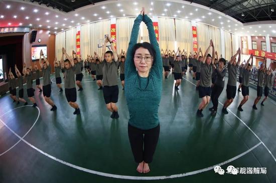 (雄鹰特战旅官兵练习瑜伽)
