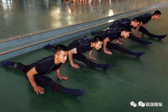 瑜伽进军营,官兵练起一字马