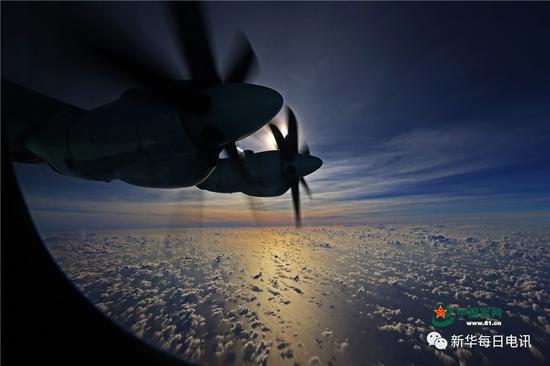 �Ϻ��Ͽհ��ƶ�䣬��-9�ɻ��ں�嫵Ĵ�����С����� ��Ӱ