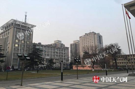 今天早晨,海淀区天空晴朗,空气质量不佳。