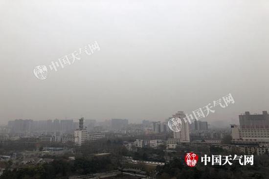 今天中午,郑州天气阴沉。(图/梁澍)