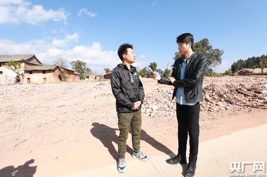 中央人民广播电台赴云南走转改采访团记者张明浩采访当地村民李作 央广网李雪南 彭兆伟 摄