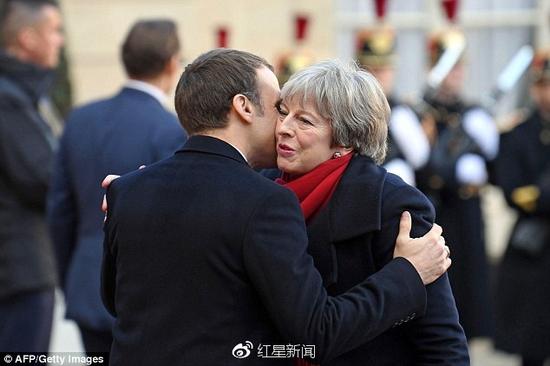 法國總統馬克龍向英國首相特蕾莎。梅行貼面禮