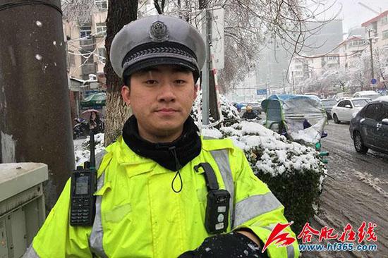 上游新闻：当了几年的协警呢？过去有没有类似的事情发生？