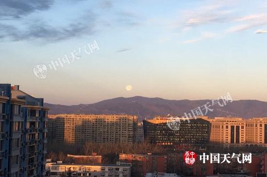 昨天早晨,京城出现日月同辉的美景。