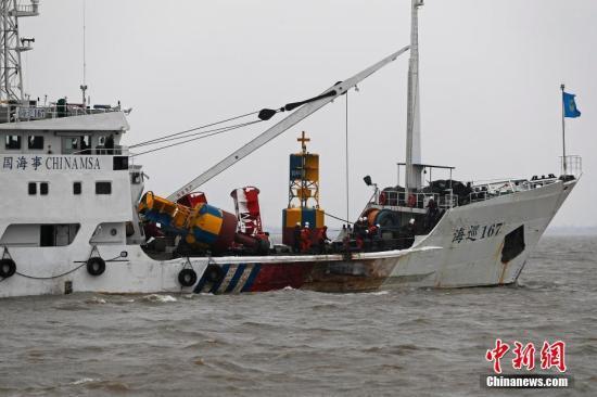 1月3日,吴淞海事局海事巡逻船正在事故海域进行临时航道管理。中新社记者 殷立勤 摄