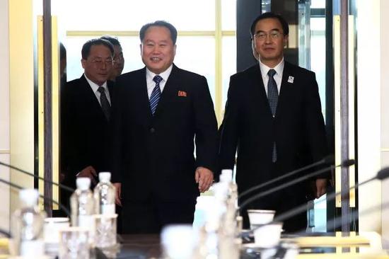 1月9日，韩方代表团团长赵明均（前右）和朝方代表团团长李善权（前左）走入会场。