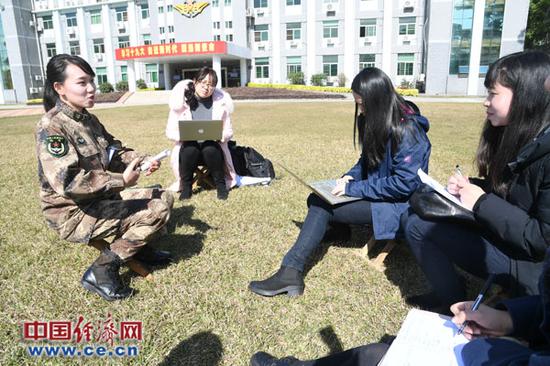 2018年1月10日，记者采访“丫丫”主持人彭凤瑶（左一）。赖桥泉 摄