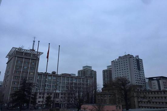 今天早晨,北京天空阴沉,气温较低,体感寒冷。
