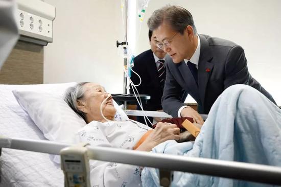 1月4日，韩国总统文在寅看望一名“慰安妇”幸存者。新华社/路透