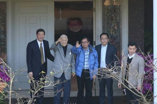 1月15日,陈水扁公然登门为李登辉祝寿,图为二人挥手。(图片来源:台媒)