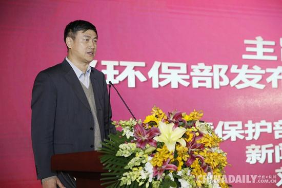 环境保护部宣传教育司巡视员、新闻发言人刘友宾在分享会上发言。