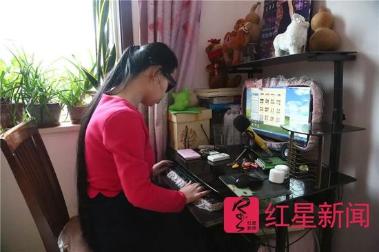 ▲王颖的电脑和手机都装了语音软件，每操作一步都会有提示，这样她可以熟练地运用电子设备。
