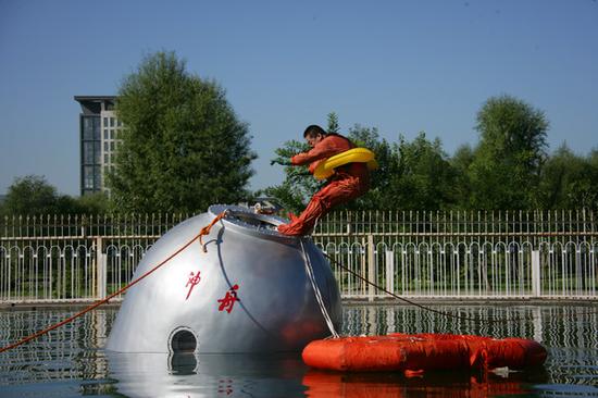 2010年9月26日 张晓光在航天城进行水上出舱训练 （徐部 摄）