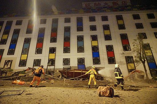 2018年2月7日,花莲,救援人员在地震废墟中搜救。视觉中国 图