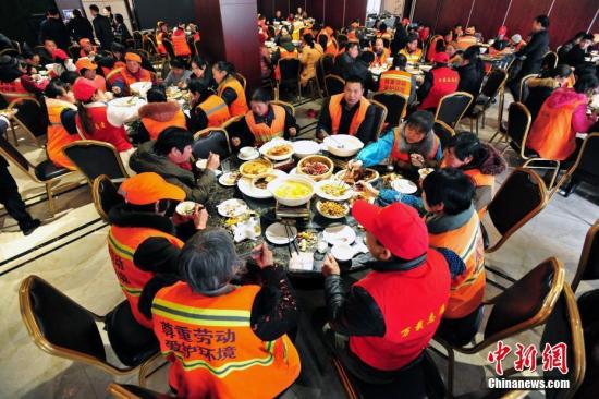 资料图:一餐厅宴请该县397位环卫工人吃饭。邓龙华 摄