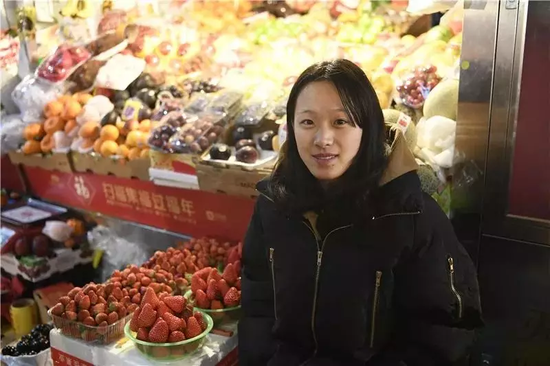 街采对象：小姑娘眼睛亮晶晶的，说自己还在上学，去年一年勤工俭学赚了4000元，给个赞！