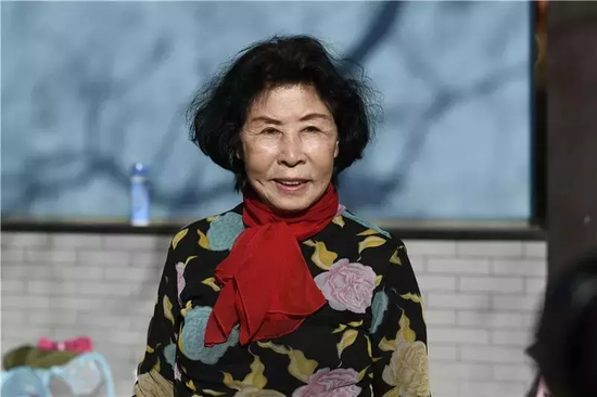 街采对象:奶奶已经80岁了!心态超级好,说如果有一百万要拿去旅游,“反正死了也带不走!”
