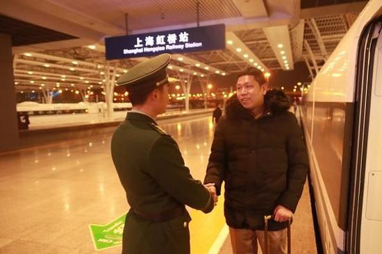 图说:在虹桥火车站,王隆宇(右)与徐剑勇话别。王志鹏 摄