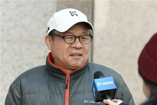 街采对象:大哥最大的开销是去“海钓”,比如去东海啊,钓鱼岛啊…钓鱼岛!