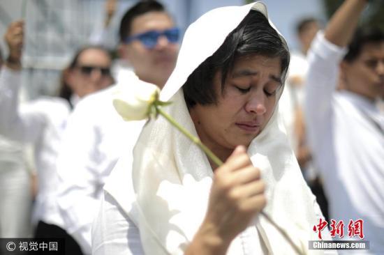 资料图：当地时间2017年9月25日，墨西哥墨西哥城一学校举行悼念仪式纪念地震中遇难的5名学生，学生、老师、工人及社会各界人士前来参加。图片来源：视觉中国