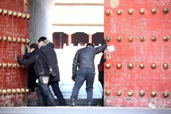 一个在里面开锁,两到三个人在外面往里边推