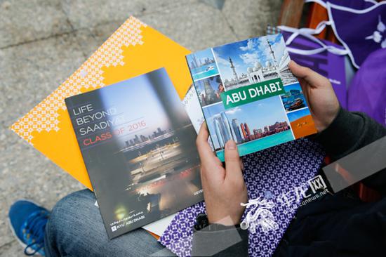 蒋牧颜翻看阿布扎比的城市宣传画册。记者 石涛 摄