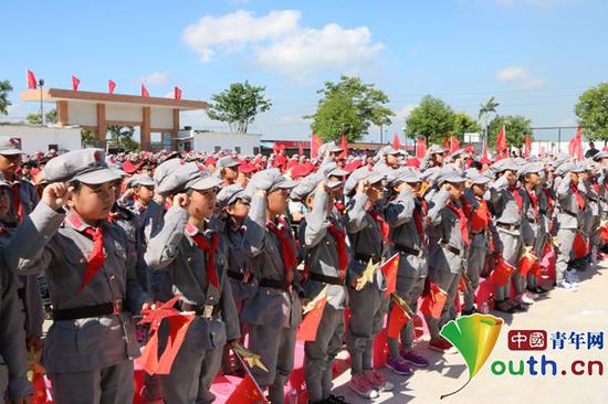 2017年7月27日,在中国工农红军揭阳潭王蓝康红军小学授旗授牌仪式中,学校全体少先队员向党和祖国进行宣誓。中国青年网记者 李川 摄