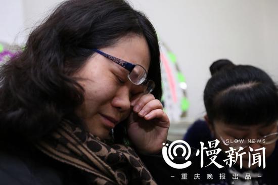 杨雪峰的妻子看到报道过自己老公的报道后潸然泪下