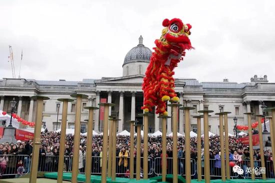 英国时间2月18日，在伦敦白金汉宫门外举行华埠新春庆典。