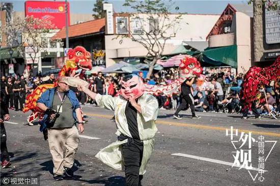 当地时间2018年2月17日，美国加州洛杉矶，南加州亚裔社区农历新年的重头戏‘金龙大游行’（Golden Dragon Parade）在洛杉矶华埠主要两大街道举行第119届的游行仪式。