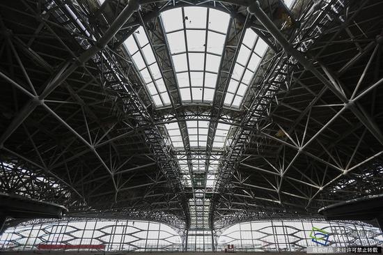 正在建设中的新机场主航站楼内景(2月23日摄 图片来源:tuku.qianlong.com)。千龙网记者 陈健男摄