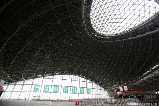 正在建设中的新机场主航站楼内景(2月23日摄 图片来源:tuku.qianlong.com)。千龙网记者 陈健男摄