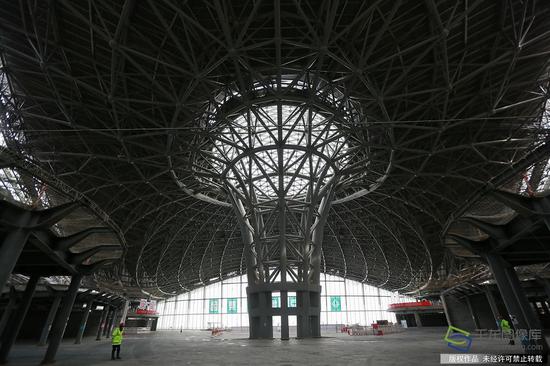 正在建设中的新机场主航站楼内景(2月23日摄 图片来源:tuku.qianlong.com)。千龙网记者 陈健男摄