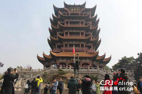 春节期间,游客在黄鹤楼前拍照留念。摄影:聂峥
