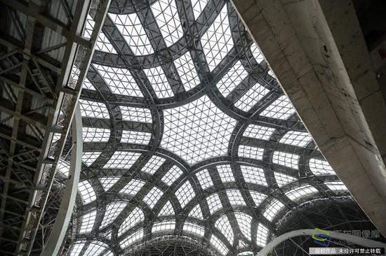 正在建设中的新机场主航站楼内景(2月23日摄 图片来源:tuku.qianlong.com)。千龙网记者 陈健男摄