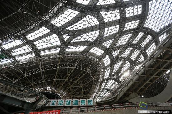 正在建设中的新机场主航站楼内景(2月23日摄 图片来源:tuku.qianlong.com)。千龙网记者 陈健男摄