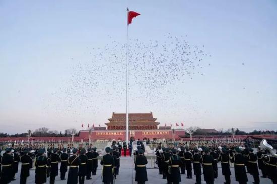2018年1月1日晨，北京天安门广场举行隆重的升国旗仪式，这是由人民解放军担负国旗护卫任务后，首次举行的升旗仪式。新华社记者邢广利 摄