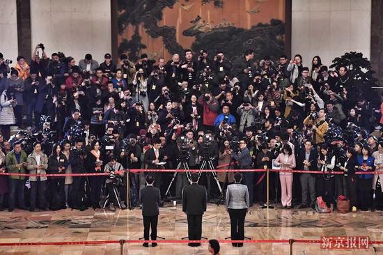 ▲11名全国政协委员在首次设立的“委员通道”亮相。