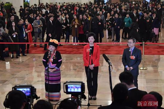 ▲全国政协委员在首次设立的“委员通道”亮相。