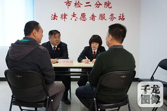 北京市人民检察院第二分院检察管理监督部还参加以法制宣传、释法说理等为内容的各类学雷锋活动,延伸检察机关服务社会的职能。图为现场法律咨询。北京市检二分院供图 千龙网发