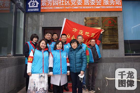 在北京市检二分院检察管理监督部里,检察官们用实际行动诠释着雷锋精神。图为检察管理监督部进社区开展学雷锋活动。北京市检二分院供图 千龙网发