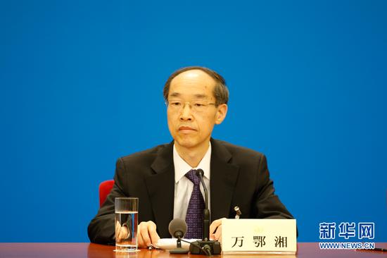 民主党派中央和全国工商联领导人记者会3月6日下午在人民大会堂金色大厅举行,邀请民革中央主席万鄂湘、民盟中央主席丁仲礼、民建中央主席郝明金、民进中央主席蔡达峰、农工党中央主席陈竺、致公党中央主席万钢、九三学社中央主席武维华、台盟中央主席苏辉、全国工商联主席高云龙回答记者提问。图为民革中央主席万鄂湘。新华网/中国政府网 翟子赫 摄