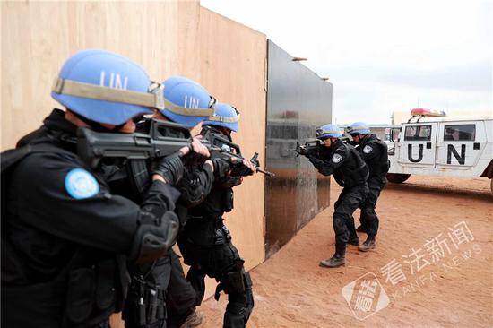 中国驻利比里亚维和警察防暴队参加联合演练。记者约图