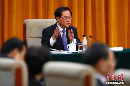 3月8日,十三届全国人大一次会议浙江省代表团在北京举行全体会议,审查计划报告和预算报告。图为全国人大代表、浙江省委书记车俊回答记者提问。 中新社记者 富田 摄