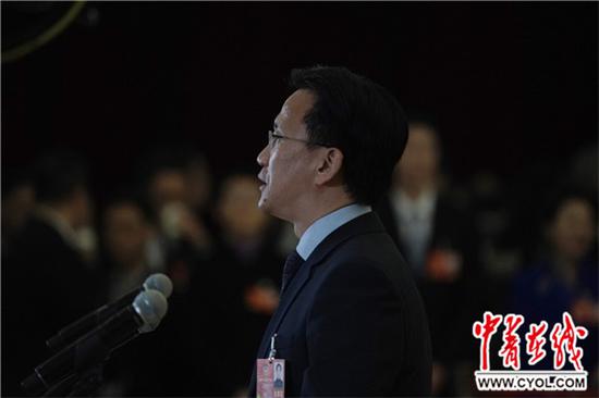 3月10日,北京人民大会堂,北京四中校长马景林在“委员通道”接受采访。中国青年报·中青在线记者 赵迪/摄
