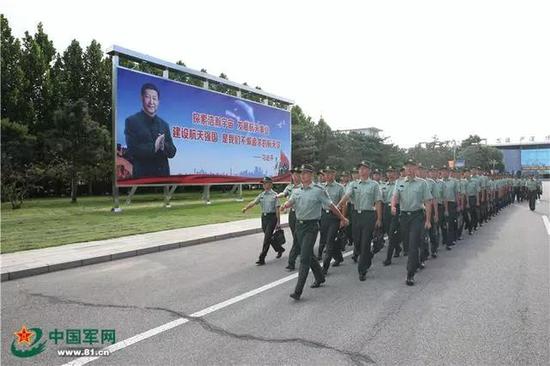 新学员队列齐整行进在校园内