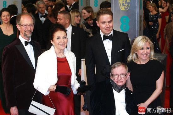 霍金，简和家人于2015年2月8日在伦敦参加英国皇家歌剧院的英国学院电影奖。