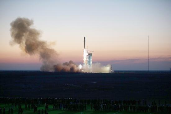 搭载暗物质粒子探测卫星的长征二号丁运载火箭升空（2015年12月17日摄）。
