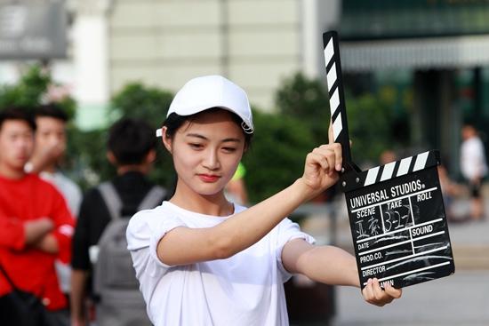 哈尔滨，女大学生拍摄短视频留下青春美好记忆。视觉中国供图